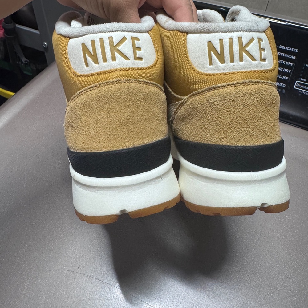 Nike - Picture 8 of 11